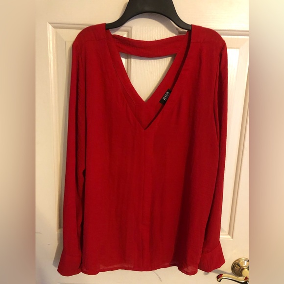 A.N.A A New Approach red blouse v-neck Front and back with cut out size L EUC - Picture 8 of 8